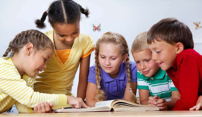 kinder lesen ein Buch in der Bibliothek