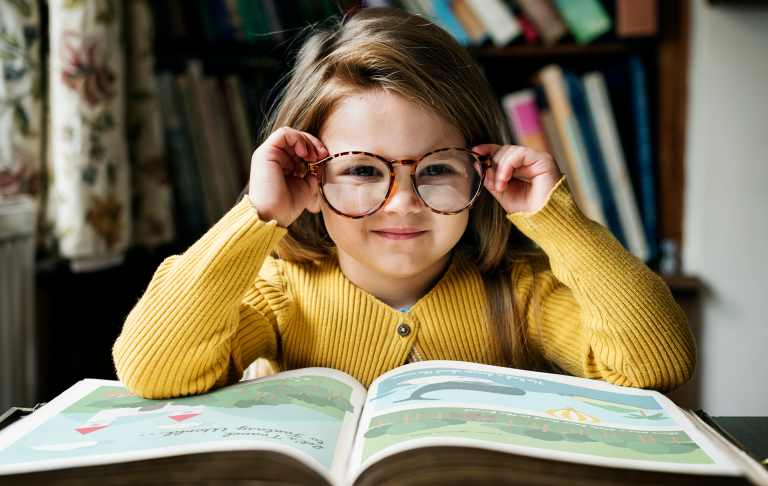 dziewczyna czytająca kolorową książkę