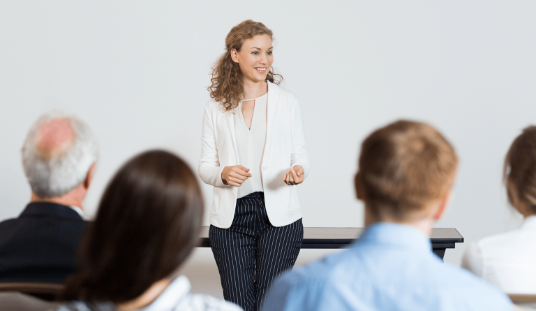 mujer haciendo una presentación en público