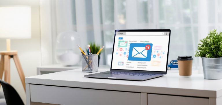 ordenador portátil sobre la mesa con la bandeja de entrada del correo electrónico abierta