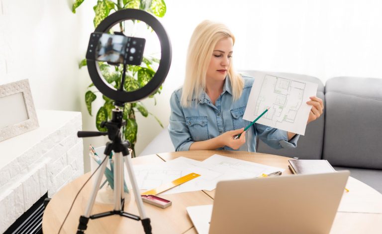 vlogger femenina grabando un vídeo para publicaciones en redes sociales inmobiliarias