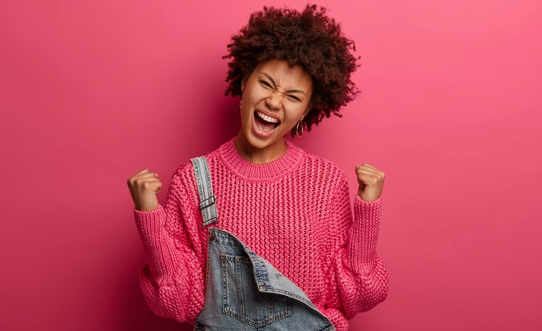 jeune femme heureuse qui réussit