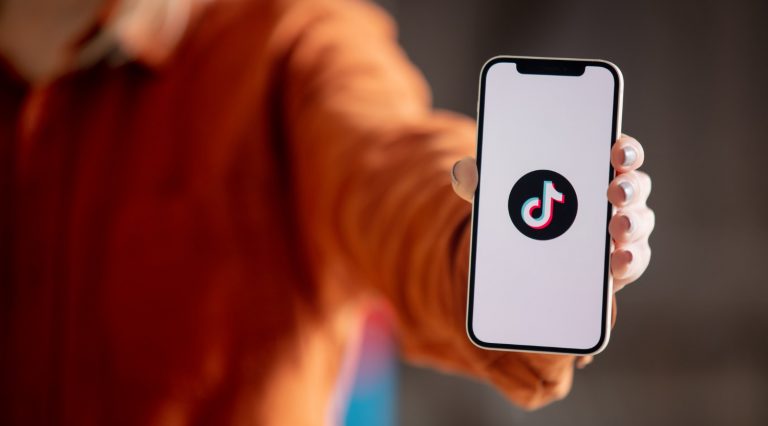 el logotipo de tik tok en la pantalla