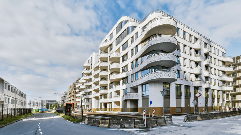 bâtiment blanc dans la ville