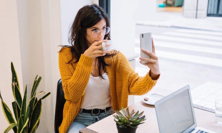 femme créant des posts sur les médias sociaux pour l'immobilier