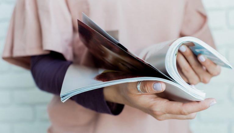 woman browsing a guide des acheteurs