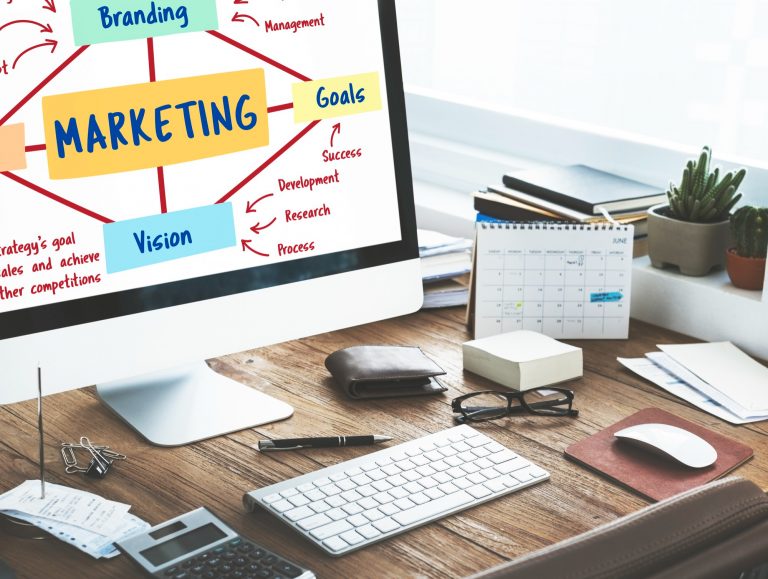 ¿Cuál es la diferencia entre una estrategia de marca y una estrategia de marketing?